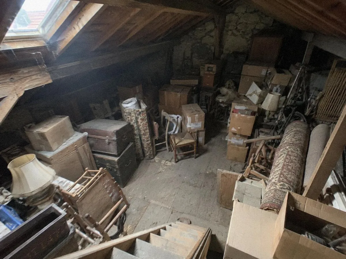 Grenier rempli de cartons et de vieux objets