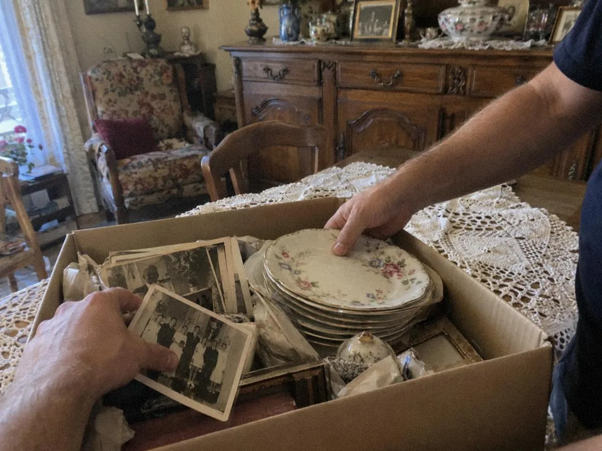 Tri d'affaires personnelles avec soin, dans une maison de famille