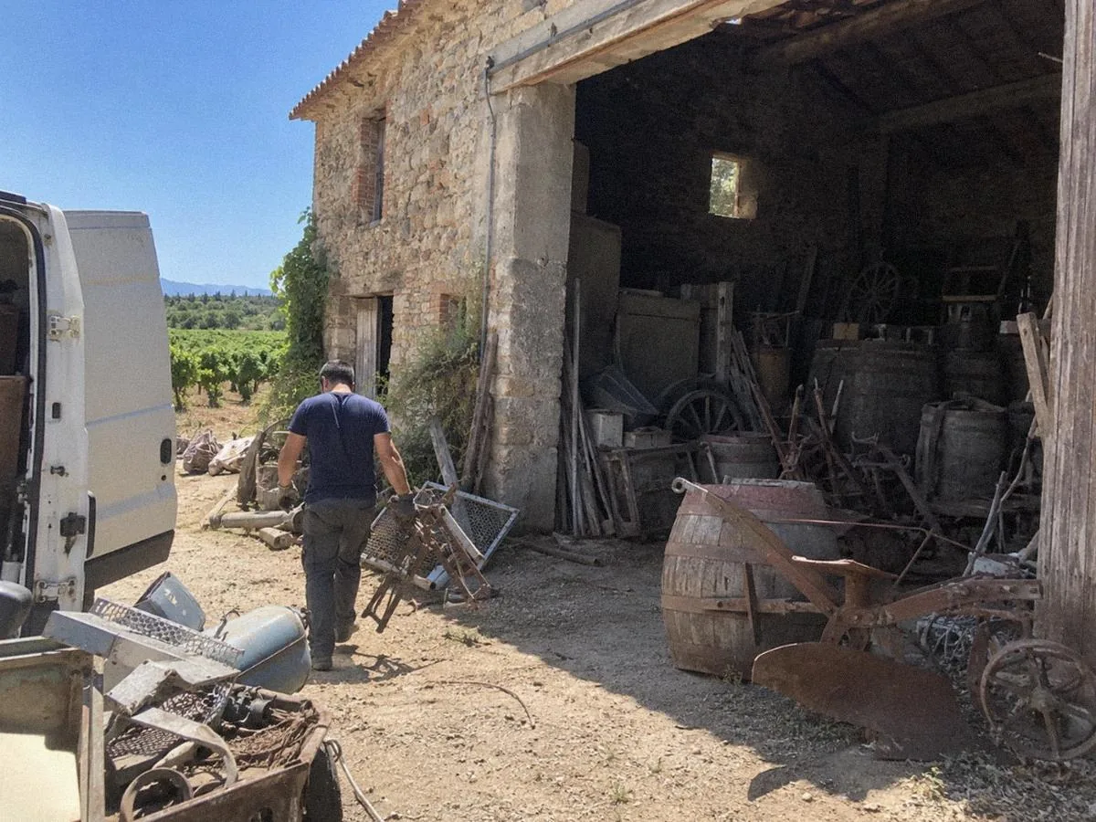 Mas en pierre avec une grange pleine de vieux matériel agricole